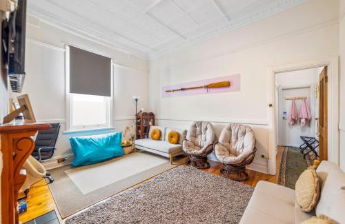 Henley Beach House | Kerrigan's on Seaview- one minute walk to beach - not beachfront