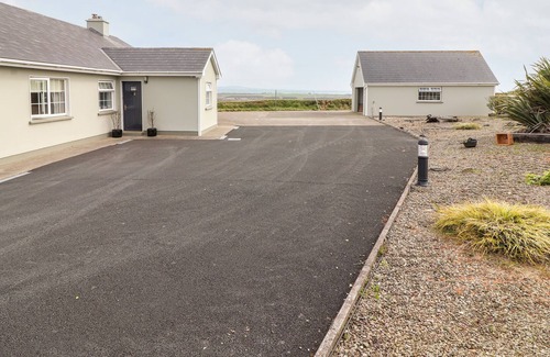 Carrigaholt Cottage | KERRY VIEW, family friendly, with a garden in Kilkee, County Clare