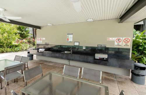 Kewarra Beach Apartment | Kewarra Beach Studio Apt with Resort Pool and BBQ
