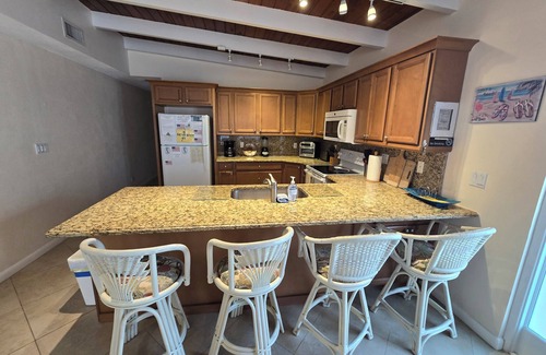 Key Colony Beach Condo | Key Colony Beach Vacation - Canal front 2 bedroom, 2 bathroom sleeps 4 with dock