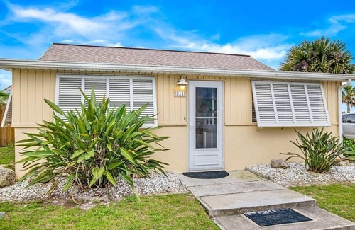 Flagler Beach Cottage | Key Lime Cottage - Updated - 1 Minute Walk to Beach & Pier