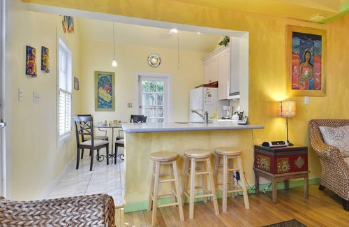Historic Seaport House | Key Lime Pie by AvantStay | Ideal Location w/Splash Pool & Out Door Dining