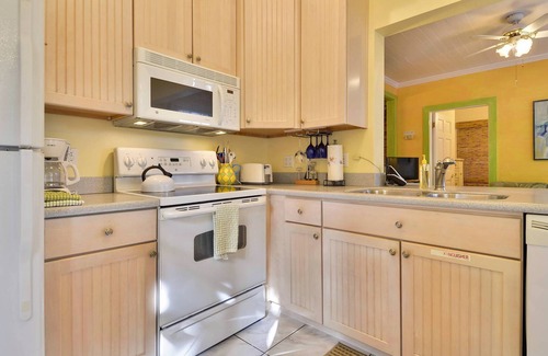 Historic Seaport House | Key Lime Pie by AvantStay | Ideal Location w/Splash Pool & Out Door Dining