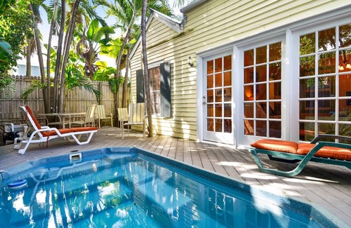 Historic Seaport House | Key Lime Pie by AvantStay | Ideal Location w/Splash Pool & Out Door Dining