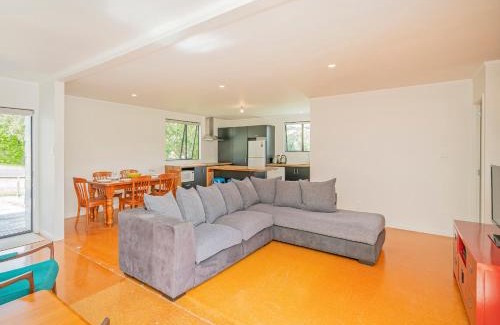 Whangapoua House | Key to Whangapoua - Whangapoua Holiday Home