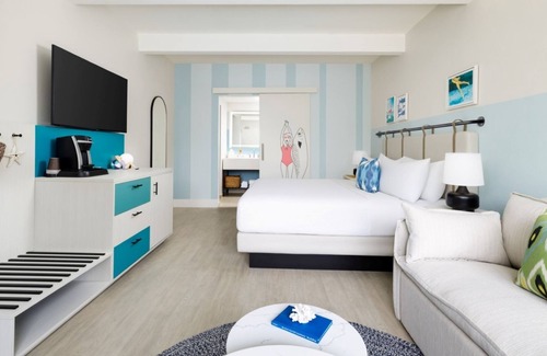 New Town Hotel | Key West Resort Room | Fun Dining, Pools, Music Nights & Free Shuttle to Town