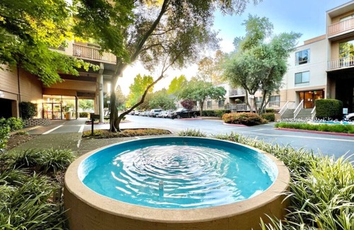 Walnut Creek Apartment | KeyLuxe, Jacuzzi—Pool—Gym—Tennis, Walnut Creek