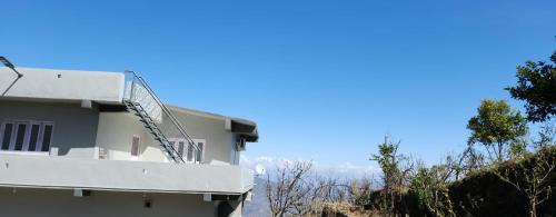 Kaul Apartment | Khumani Hartola, Mountain-View BnB with Balcony & Bonfire