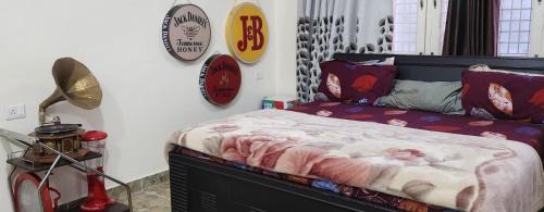 Kaul Apartment | Khumani Hartola, Mountain-View BnB with Balcony & Bonfire