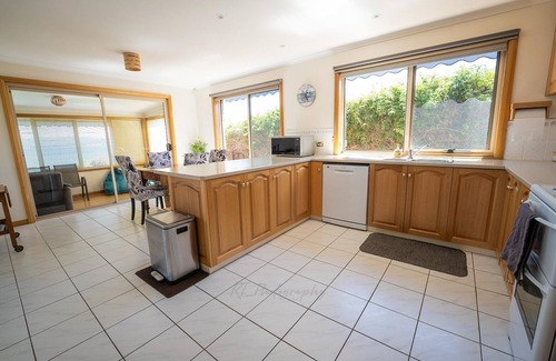 Akaroa House | Kiama Cottage beside the Bay with spectacular views of Georges Bay and St Helens