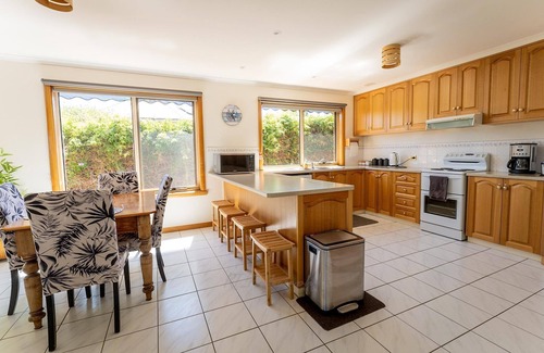 Akaroa House | Kiama Cottage beside the Bay with spectacular views of Georges Bay and St Helens