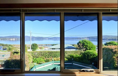 Akaroa House | Kiama Cottage beside the Bay with spectacular views of Georges Bay and St Helens