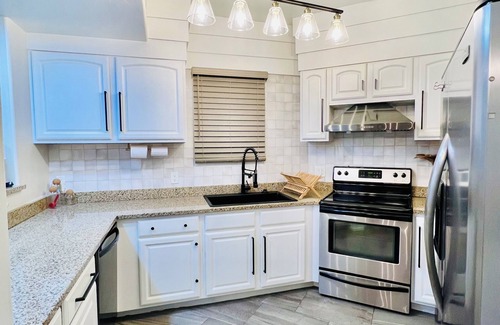 Catalina Foothills Estates Condo | Kick back and relax in this calm, stylish condo in a Tucson gated community.