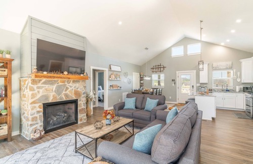 Sparta Cabin | Kick back-relax & enjoy nature while enjoying the great amenities of this home