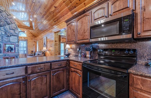 Broken Bow Cabin | Kickapoo Pines is a large, luxurious 4 bedroom, 3 ½ bath cabin near Beavers Bend State Park, Broken Bow Lake, and all the fun activities in the Hochatown area.