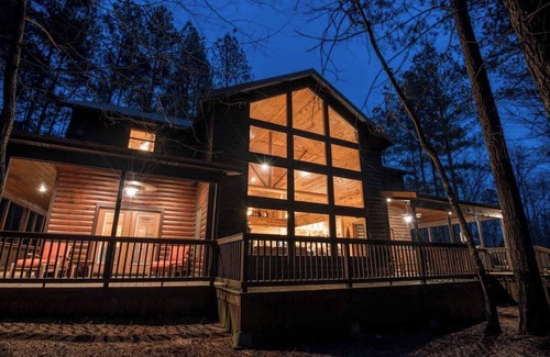 Broken Bow Cabin | Kickapoo Pines is a large, luxurious 4 bedroom, 3 ½ bath cabin near Beavers Bend State Park, Broken Bow Lake, and all the fun activities in the Hochatown area.