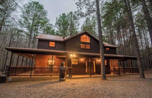 Broken Bow Cabin | Kickapoo Pines is a large, luxurious 4 bedroom, 3 ½ bath cabin near Beavers Bend State Park, Broken Bow Lake, and all the fun activities in the Hochatown area.