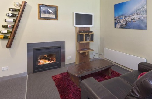 Lake Crackenback House | Kickenback Studio - Gym l Indoor Pool l Tennis l Air-Con l WiFi l BBQ