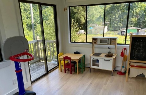 Trumbull House | Kid/Baby-Friendly 3BD + In-Law Studio with Large Yard