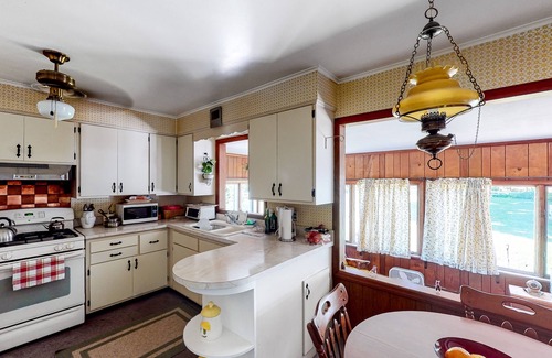Southold House | Kid-Friendly Home near the Ocean with Private Gas Grill, Fast WiFi, and Cable