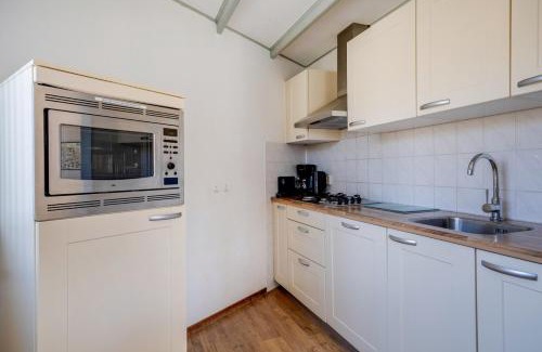 Zwiggelte House | Kievit I Spacious Bungalow with Fine Garden