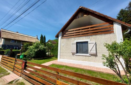 Szigliget House | Kilátás a tóra Apartman