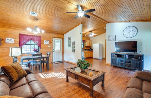 Kilgore Cottage | Kilgore Gem: Pet-friendly Cabin w/Duck Pond!