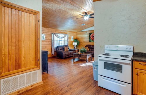 Kilgore Cottage | Kilgore Gem: Pet-friendly Cabin w/Duck Pond!