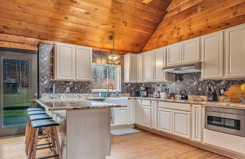 East Haven  Rutland County Cabin | Killington Cabin with Hot Tub and Ultimate Game Room