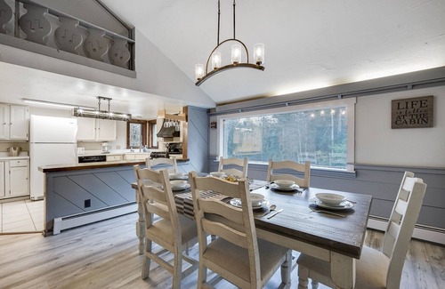 Killington Cabin | Killington Mountain Home! HotTub & 5 min to Skiing! 3 Bedroom Home by RedAwning