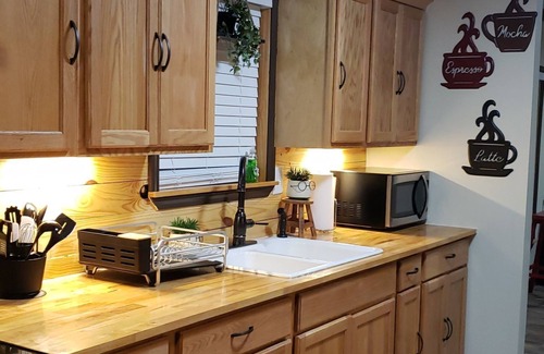 Caddo Heights-South Highlands House | Kim's Golden Getaway/Pet Friendly