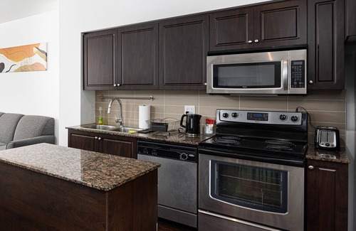 Fort York Condo | King 1 Bedroom Condo With CN Tower, Lake View & Free Parking