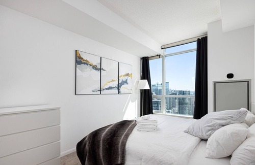 Fort York Condo | King 1 Bedroom Condo With CN Tower, Lake View & Free Parking