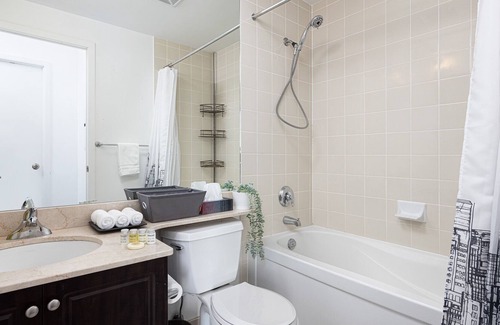 Fort York Condo | King 1 Bedroom Condo With CN Tower, Lake View & Free Parking