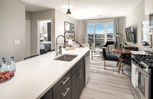 The Hill Apartment | King 1BR Apt w/Cozy Den & Luxury Amenities