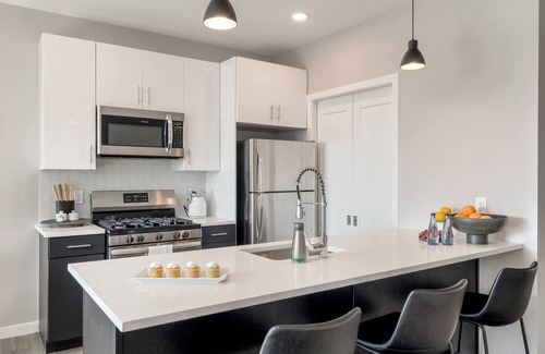 The Hill Apartment | King 1BR Apt w/Cozy Den & Luxury Amenities