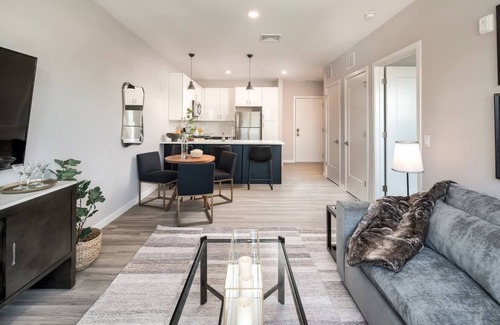 The Hill Apartment | King 1BR W/Parking, Pool & Gym