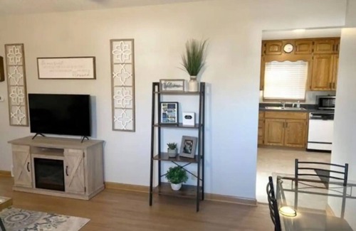 Lovington House | King & 2 Queen Beds, Centrally Located 15 Minutes from Anywhere in Des Moinesn