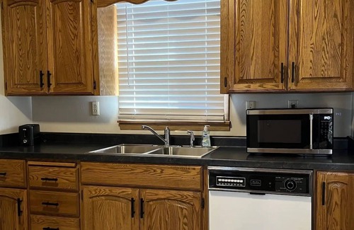 Lovington House | King & 2 Queen Beds, Centrally Located 15 Minutes from Anywhere in Des Moinesn