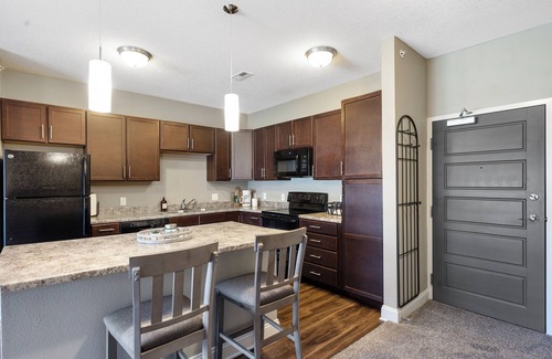 West Des Moines Apartment | King and Queen Ground Floor End Unit w/Garage/Pool/Gym