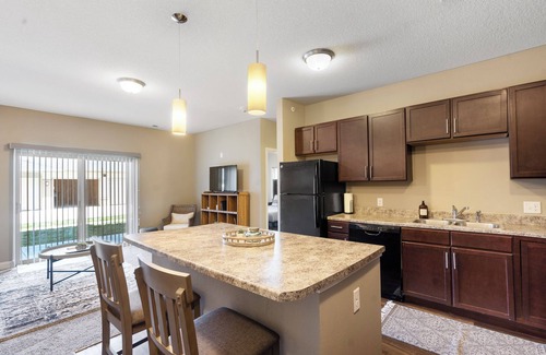 West Des Moines Apartment | King and Queen Ground Floor End Unit w/Garage/Pool/Gym