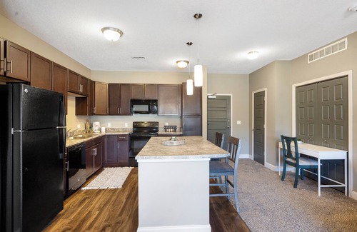 West Des Moines Apartment | King and Queen Ground Floor End Unit w/Garage/Pool/Gym