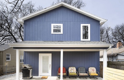 Tower Homes House | King Bed & 2.5 baths * Google Fiber * BBQ*