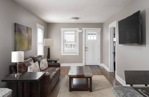 Tower Homes House | King Bed & 2.5 baths * Google Fiber * BBQ*