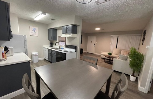 Oaks Historic District Apartment | King Bed 2BR Unit Free Parking