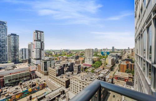 Downtown Toronto Apartment | King Bed, Amazing View, Free Parking