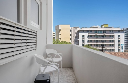Miramar Apartment | King Bed | Balcony | Free Parking | Pet Friendly | AC