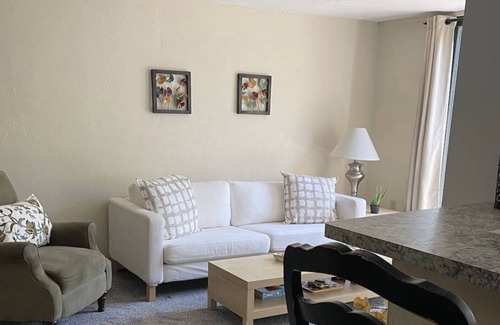 Swissvale Apartment | King Bed + Balcony in Swissvale- Neicy’s Nest-2