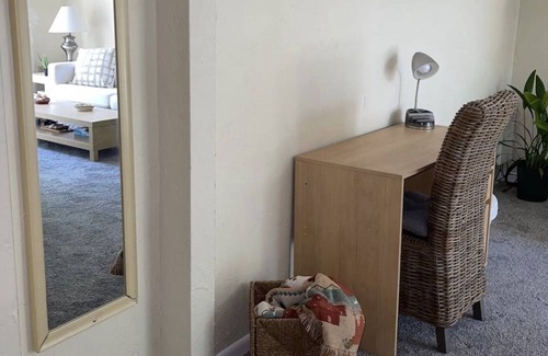 Swissvale Apartment | King Bed + Balcony in Swissvale- Neicy’s Nest-2