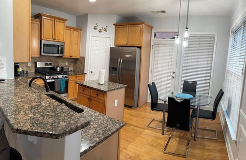 Atlantic Station Area House | King Bed BeautifulTownhouse 3 Bedrooms 2.5 Bathrooms With FreeParking